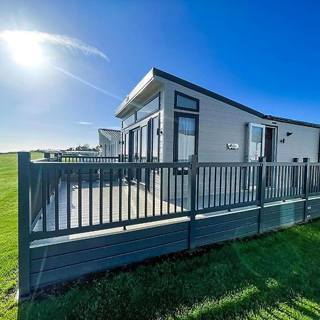 Stunning Caravan With Full Sea Views At Broadland Sands In Suffolk Ref 20236Bs Hopton on Sea ภายนอก รูปภาพ