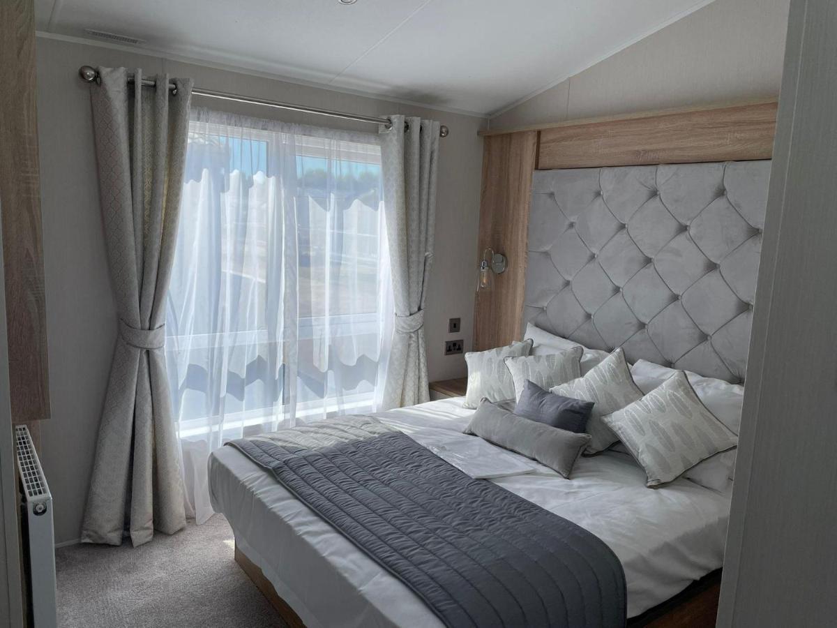 Stunning Caravan With Full Sea Views At Broadland Sands In Suffolk Ref 20236Bs Hopton on Sea ภายนอก รูปภาพ