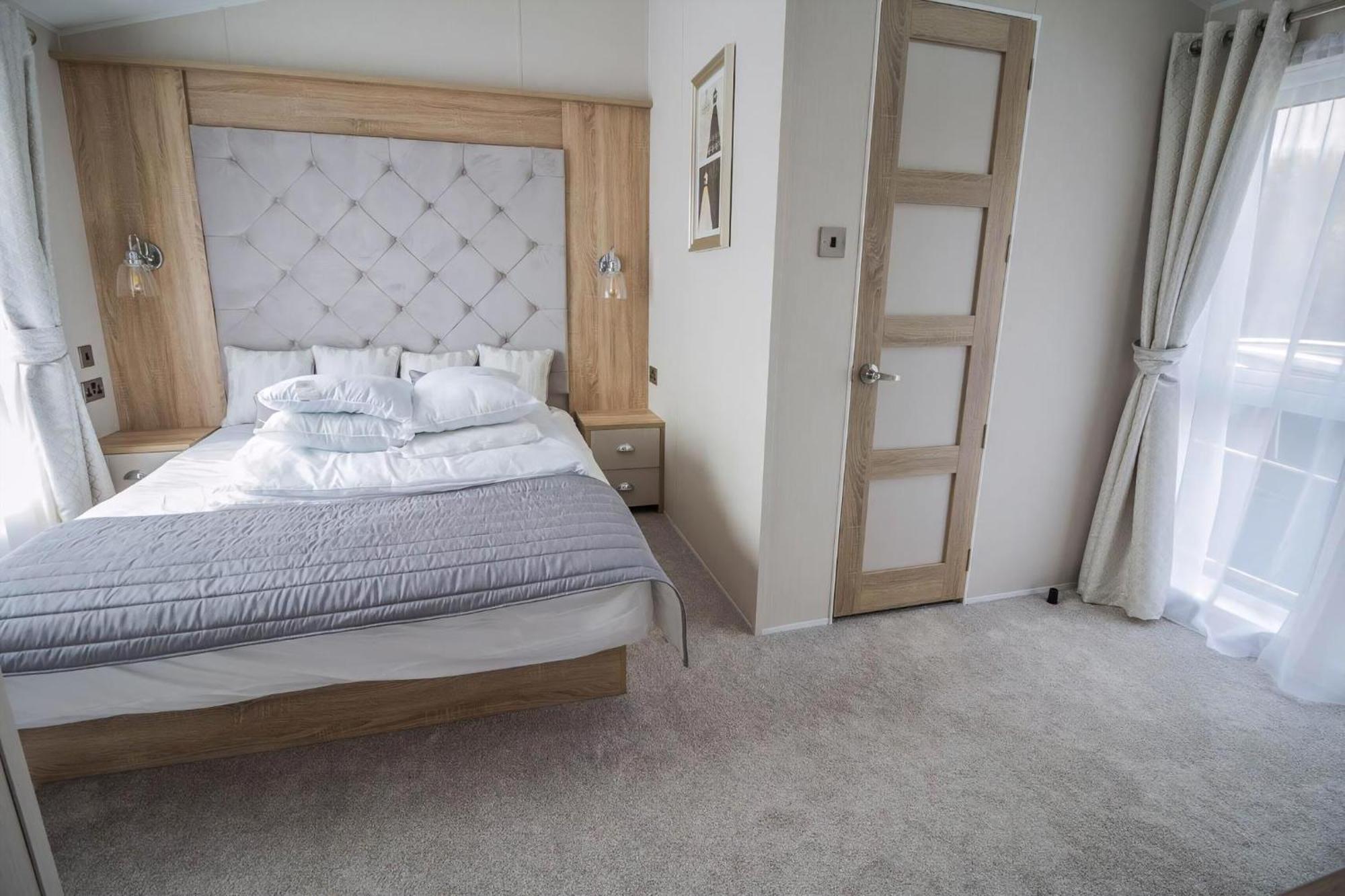 Stunning Caravan With Full Sea Views At Broadland Sands In Suffolk Ref 20236Bs Hopton on Sea ภายนอก รูปภาพ