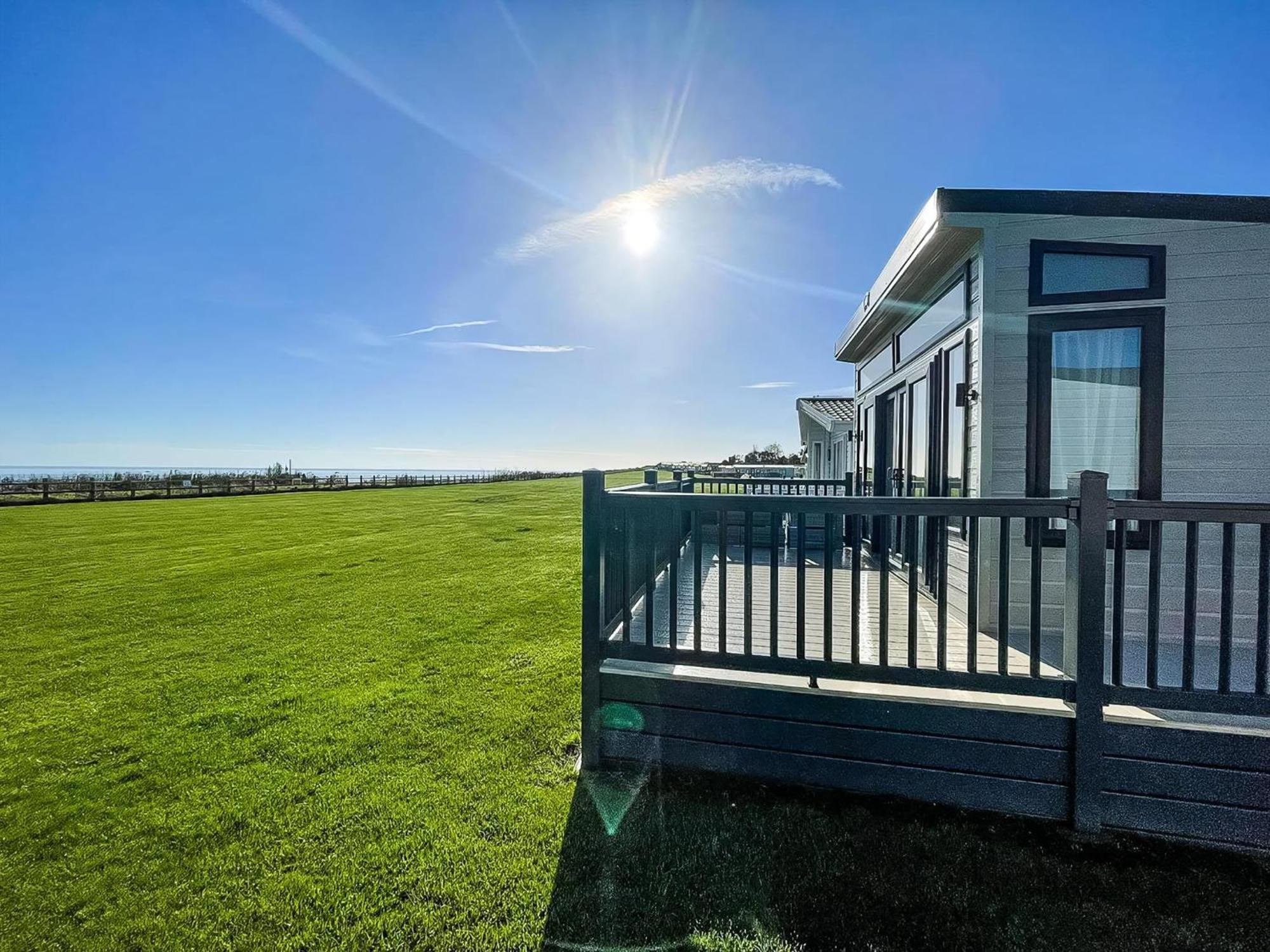 Stunning Caravan With Full Sea Views At Broadland Sands In Suffolk Ref 20236Bs Hopton on Sea ภายนอก รูปภาพ